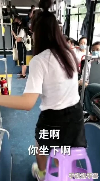 公车上短裙女孩与座椅的亲密摩擦，意外捕捉到的青春瞬间视频引发热议！