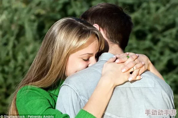 抱着娇嫩小屁股上下耸动，感受无尽温柔与甜蜜的亲密时刻