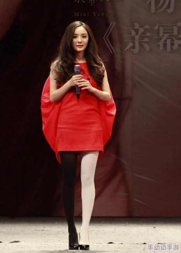 丝袜欧美：时尚界新宠，性感与优雅的完美结合引领潮流风向标！