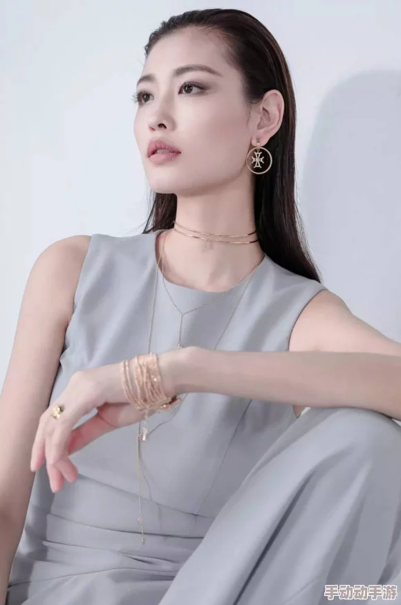 国产精品美女：最新动态展示了多位新晋模特的精彩表现，吸引了众多粉丝的关注与热议