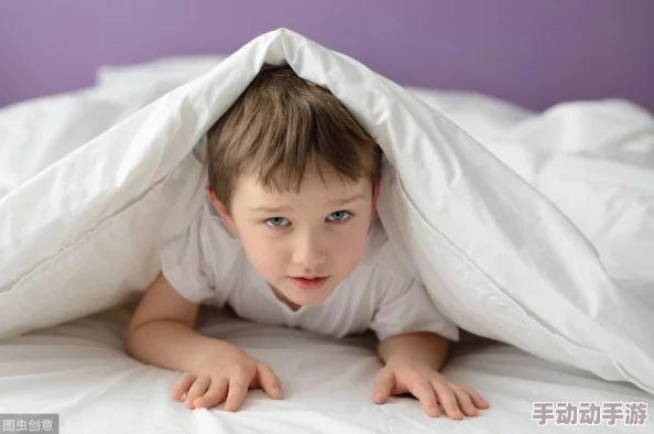 在小子熟睡之际，我悄然侵犯了她的隐私与尊严，究竟该如何面对？