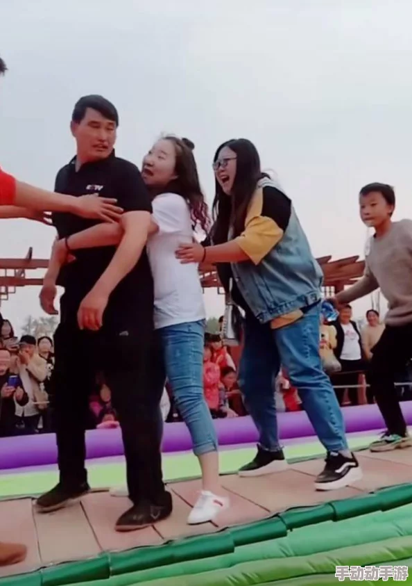 她当着丈夫面被耍了完整，网友热议：这场戏真是让人意外，背后故事引发众多猜测与讨论
