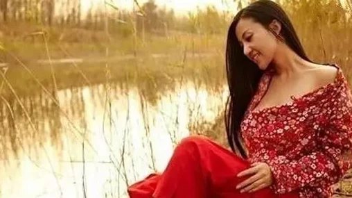 在乡村的月光下，猎艳寡妇与我共度激情一夜，揭开了隐藏在田野间的秘密与欲望