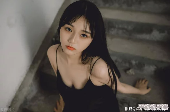 在乡村的月光下，猎艳寡妇与我共度激情一夜，揭开了隐藏在田野间的秘密与欲望