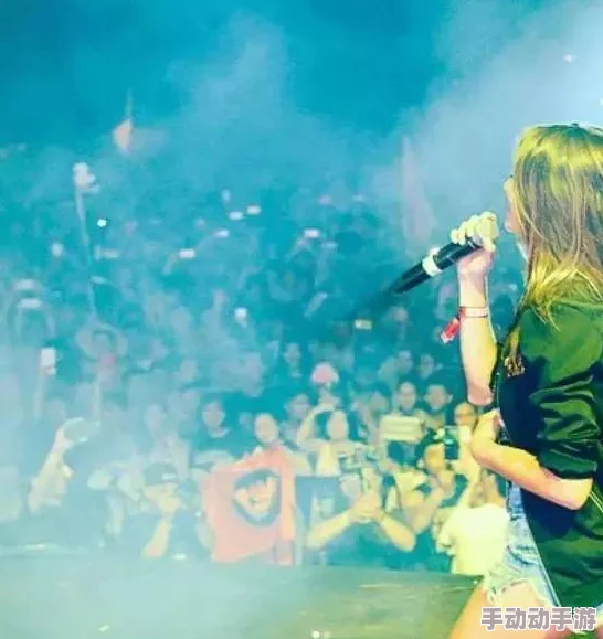 91天堂97年嫩模在线观看：最新动态揭示了该平台上新加入的年轻模特和热门视频内容，吸引了众多观众关注