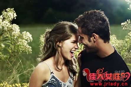 探索亲密关系中的激情与温柔：男人如何在爱的交融中与女人共享深刻的情感体验