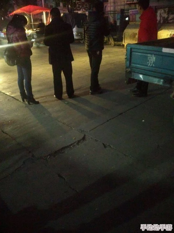 在公交车上展开的肉多巨h男男之旅：激情与欲望交织的禁忌故事