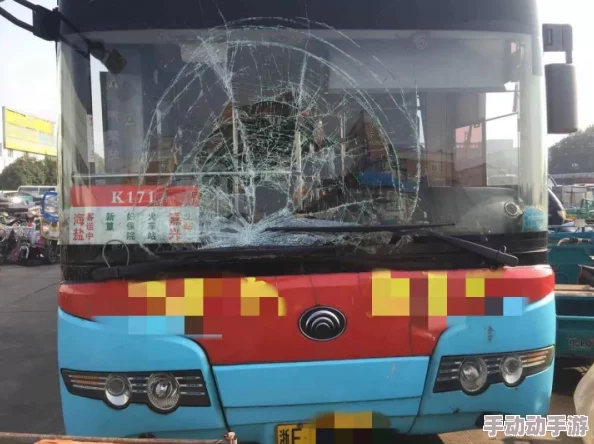 在公交车上展开的肉多巨h男男之旅：激情与欲望交织的禁忌故事