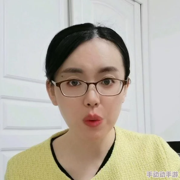 凸偷窥厕所视频引发网友热议，大家对隐私权和公共场所安全问题表示关注，呼吁加强相关法律法规