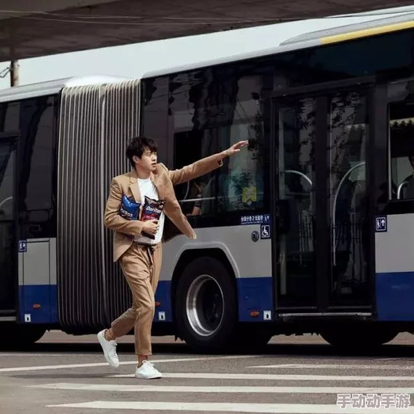 公交车上的激情：城市公共交通中涌现出新的社交潮流，乘客们在旅途中分享故事与情感，增进了彼此的联系