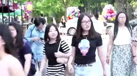 东南亚学生妹在社交媒体上分享学习生活，吸引众多网友关注与互动，展现青春活力与多元文化魅力