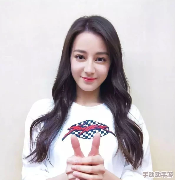 东南亚学生妹在社交媒体上分享学习生活，吸引众多网友关注与互动，展现青春活力与多元文化魅力