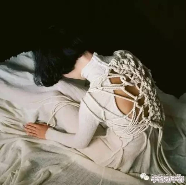 FXX白丝jk单脚吊缚捆绑活动引发热议，网友纷纷讨论其艺术性与表现形式的多样性