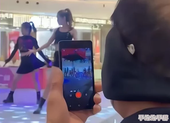 偷录18美女洗澡全过程视频，网友纷纷表示强烈反对这种侵犯隐私的行为，呼吁加强法律保护