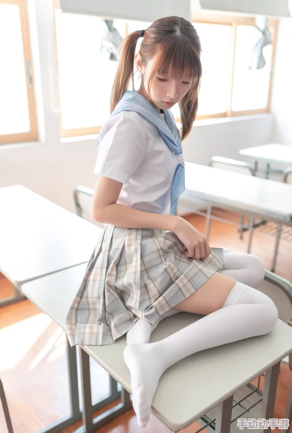 jk白丝足交：年轻女孩的热情与魅力，带你领略前所未有的视觉盛宴！