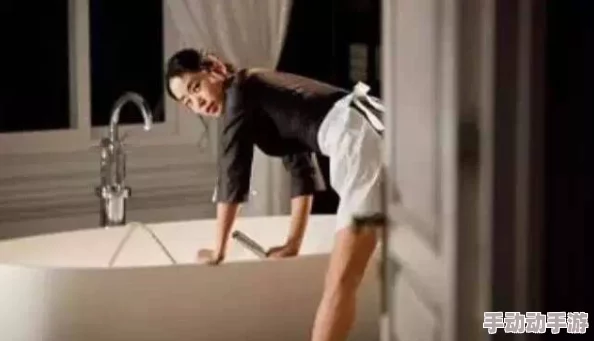 在意外的夜晚，我忍不住脱下女仆的内裤，揭开了隐藏在日常生活背后的秘密与欲望