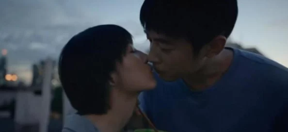 一边吻一边摸下奶的韩国电影引发热议！观众对大胆场景反应不一，争议不断！