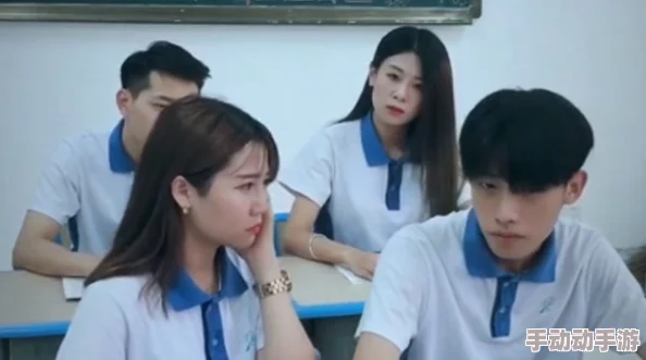 同桌帮我憋尿,意外的亲密瞬间让我心跳加速 同桌帮我憋尿,意外的亲密瞬间让我心跳加速