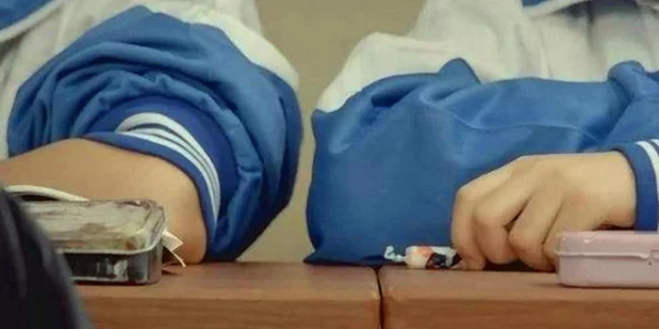 同桌帮我憋尿,意外的亲密瞬间让我心跳加速 同桌帮我憋尿,意外的亲密瞬间让我心跳加速