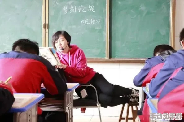 我把英语老师按在桌子上吵了一顿，课堂风波引发全校师生热议，背后真相令人震惊！