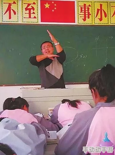 我把英语老师按在桌子上吵了一顿，课堂风波引发全校师生热议，背后真相令人震惊！