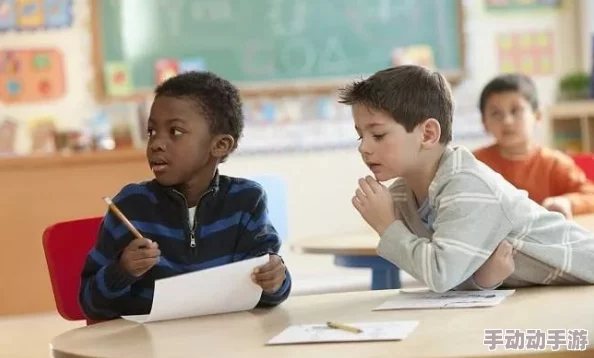 同桌上课时狂揉我下面，这种行为真是让人感到不适，课堂应该是学习的地方，怎么能出现这样的情况呢？