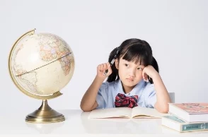 同桌上课时狂揉我下面，这种行为真是让人感到不适，课堂应该是学习的地方，怎么能出现这样的情况呢？