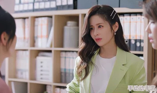 伽罗太华躺在床上的样子，展现出她慵懒而迷人的一面，引发粉丝们的热烈讨论与关注