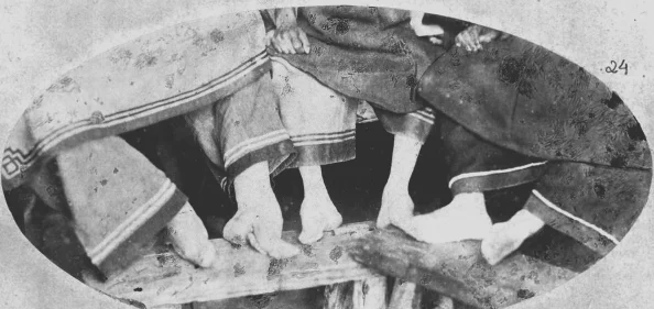 不许穿衣服露出h，明星们的时尚选择引发热议，网友纷纷讨论审美与个性的碰撞！