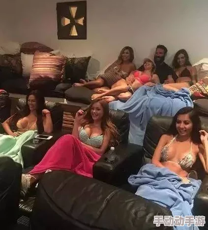 大胸美女脱光衣服，近日在社交媒体上引发热议，网友们纷纷评论其大胆行为，讨论背后的原因与影响