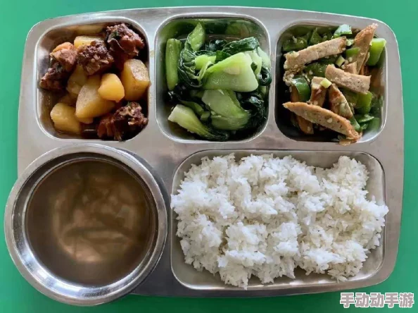 一小孩和同桌拔钢筋，学校安全隐患引发家长关注，专家呼吁加强校园设施管理与学生安全教育