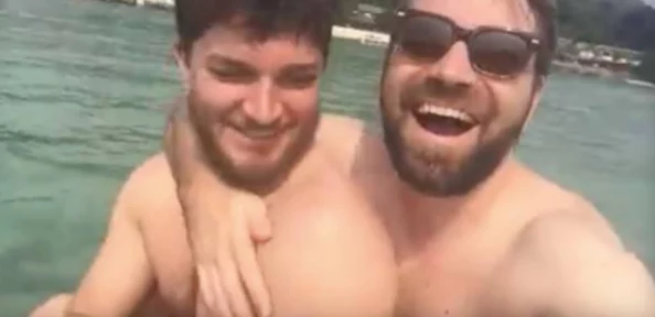 gay男男脱裤子打屁股视频网站，网友们对此表示不同看法，有人认为这是个人选择的表现，也有人觉得不应过于公开