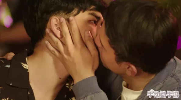 gay男男脱裤子打屁股视频网站，网友们对此表示不同看法，有人认为这是个人选择的表现，也有人觉得不应过于公开