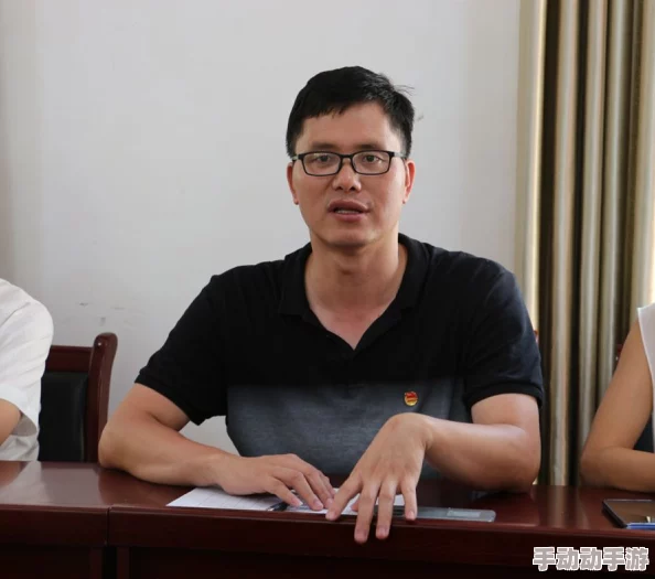 中国大叔武警Gary的入党经历:从基层奋斗到党的怀抱,他的成长故事引发热议与共鸣 中国大叔武警Gary的入党经历:从基层奋斗到党的怀抱,他的成长故事引发热议与共鸣