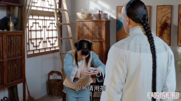 《周莹躲进被子里70集》：剧中情节引发观众热议，背后隐藏的情感故事令人深思
