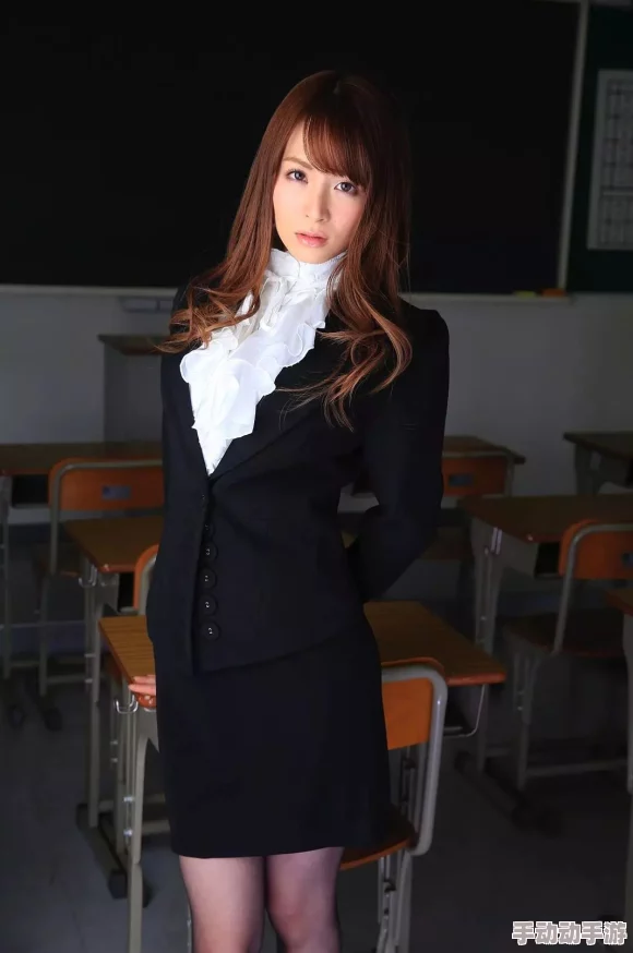 大桥未久115紧身裙女教师引发热议，网友纷纷表示对其时尚穿搭的赞赏，同时也讨论了职业形象与个人风格的平衡