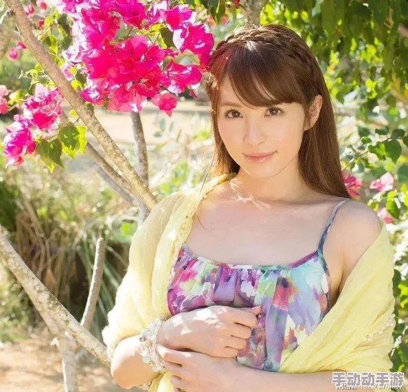 大桥未久115紧身裙女教师引发热议，网友纷纷表示对其时尚穿搭的赞赏，同时也讨论了职业形象与个人风格的平衡