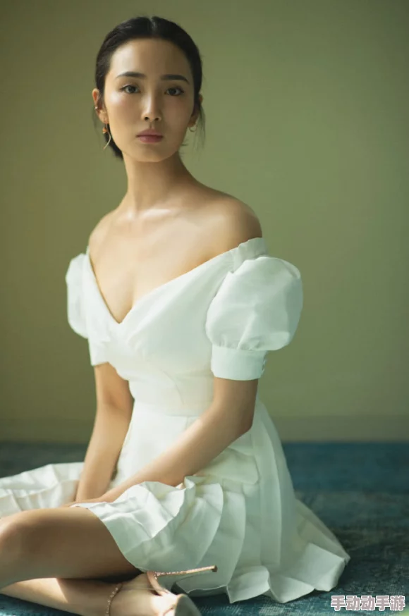 美女岔开腿露出粉嫩花苞，真是让人惊艳，细腻的肌肤和优雅的姿态令人心动