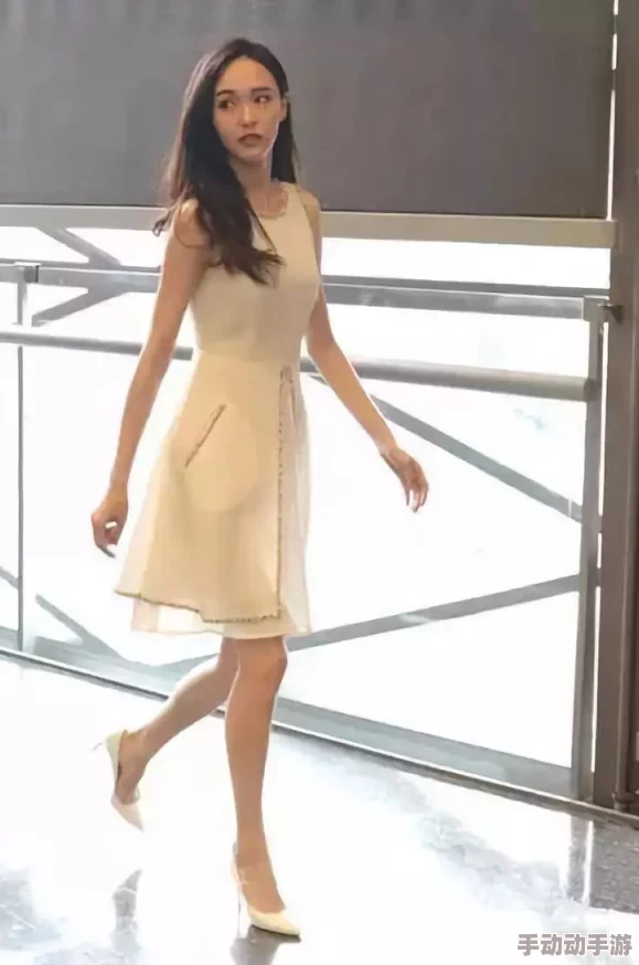 美女岔开腿露出粉嫩花苞，真是让人惊艳，细腻的肌肤和优雅的姿态令人心动