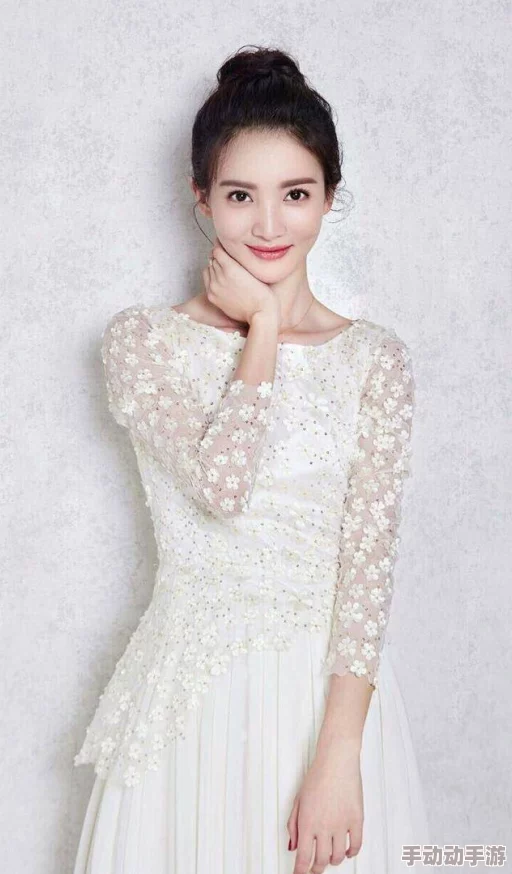 国模小婉棚拍超大尺度人体，近日在社交媒体上引发热议，众多网友纷纷评论其艺术表现与大胆尝试