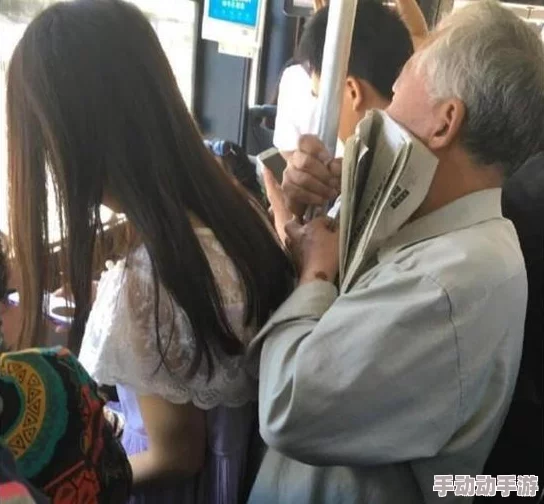 女生脱了衣服给男生摸网友纷纷表示这是个人选择，但也有人认为应注意保护自己，保持适当的界限和安全意识