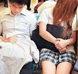 女生脱了衣服给男生摸网友纷纷表示这是个人选择，但也有人认为应注意保护自己，保持适当的界限和安全意识