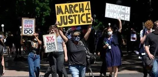 欧美人与畜禽在线观看网友认为该内容引发了伦理争议，许多人呼吁加强对这类视频的监管与限制，以保护社会风气