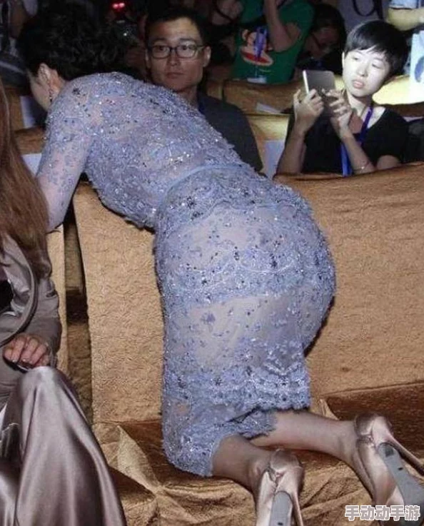女人脱裙子把屁股扒开图片网友认为这种行为过于暴露且不雅，呼吁尊重个人隐私和公共场合的礼仪