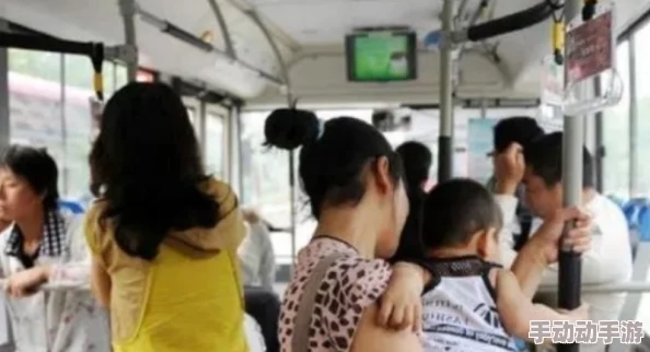 城市公交车上的奶水：温暖与母爱的流动瞬间
