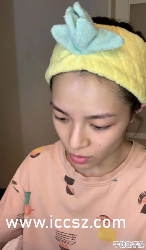 美女叉开腿，真是让人目不转睛，难以抗拒的魅力！