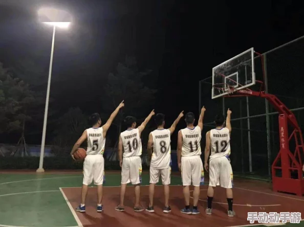 吻戏激烈娇喘吃奶摸下动态图：最新动态展示了热情四溢的亲密场景，令人心跳加速，感受到了强烈的情感交织