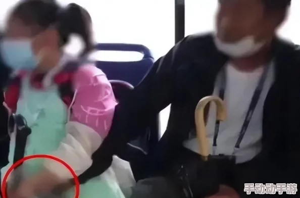 摸乳动态图网友认为这种内容不适合未成年人观看，应该加强监管，同时也有人觉得这是个人自由的表现，需尊重不同观点