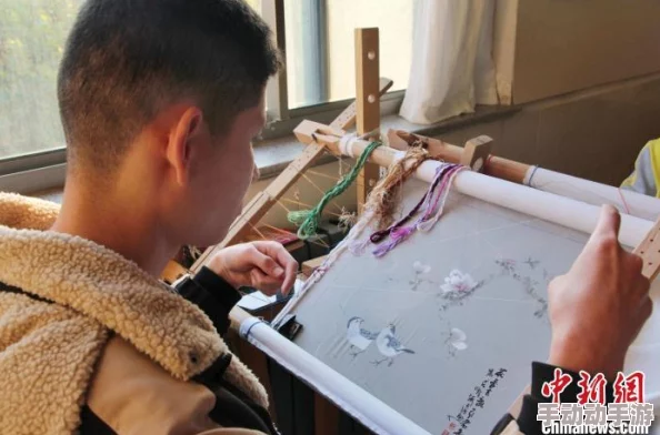 他的手指在里面转动的写作业呢网友纷纷表示这种方式很有趣，既能放松心情又能提高专注力，值得尝试一下