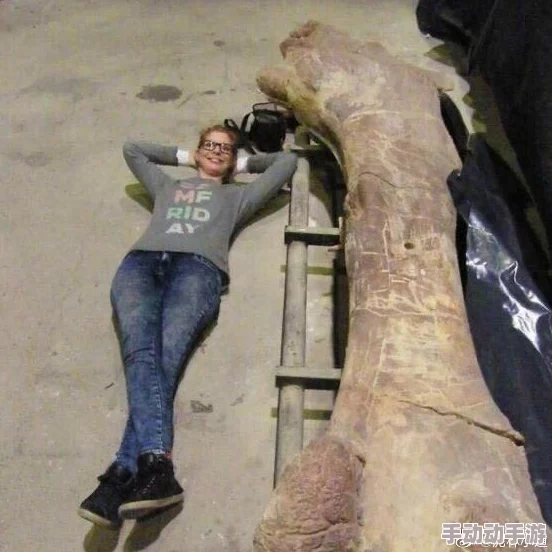 她前后承受着两根巨大,真是让人感到震撼,这样的经历太不容易了! 她前后承受着两根巨大,真是让人感到震撼,这样的经历太不容易了!